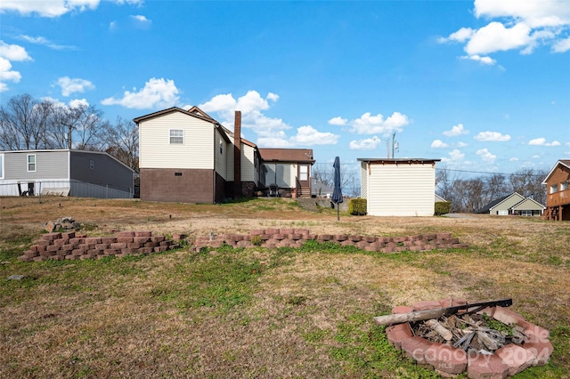 view of yard featuring an outdoor fire pit