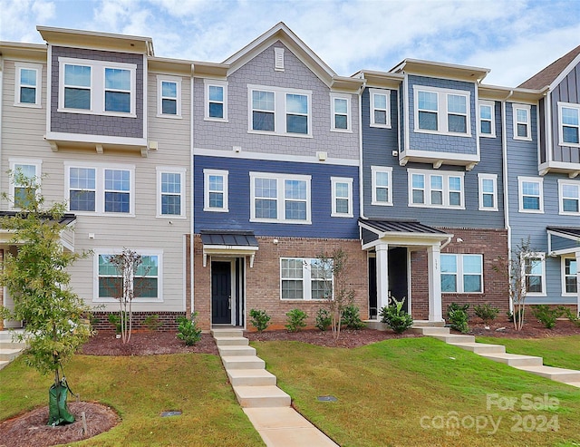 view of property featuring a front yard