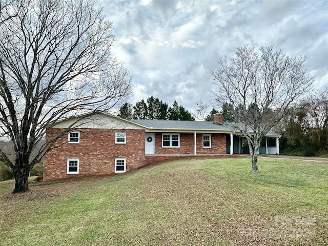 view of front facade featuring a front yard