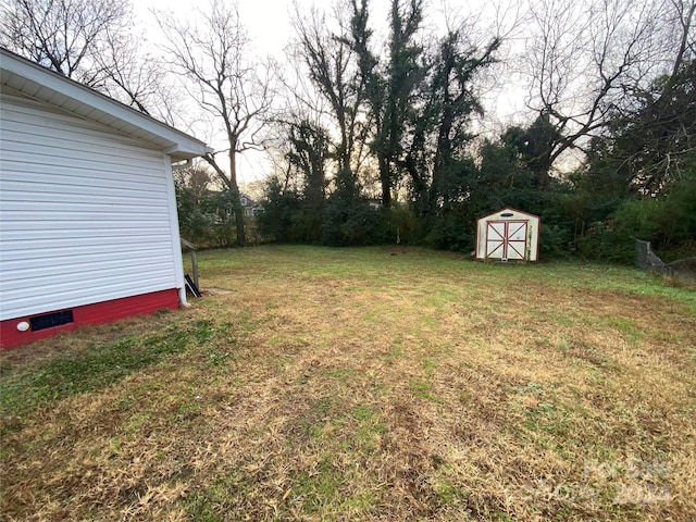 view of yard featuring a shed