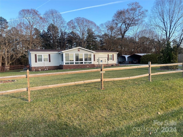 view of front of home featuring a front yard