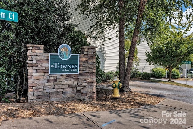 view of community / neighborhood sign