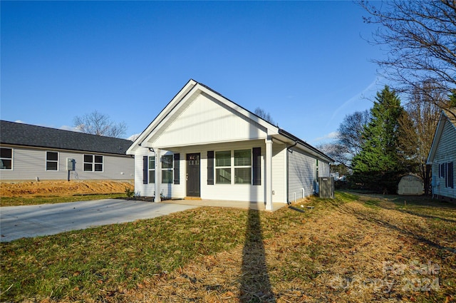 ranch-style home with a front lawn and covered porch