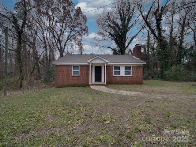 view of front of property featuring a front yard