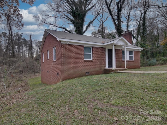 view of front of home with a front lawn