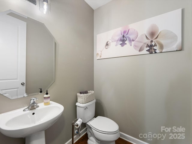 bathroom featuring toilet and sink