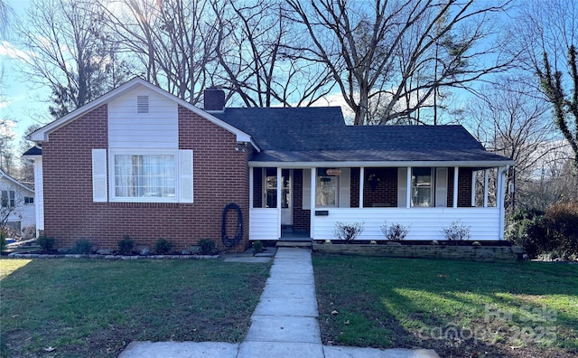 view of front facade featuring a front lawn