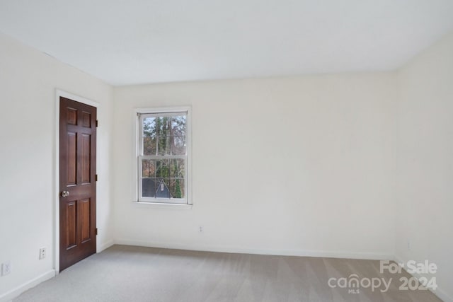 unfurnished room with carpet