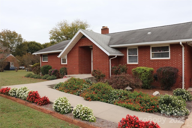 view of front of house with a front lawn