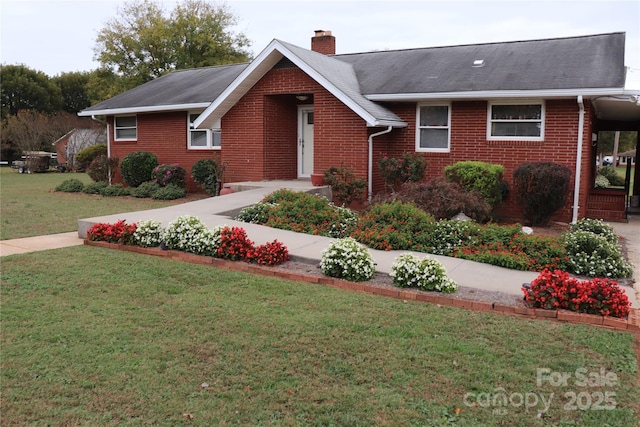 view of front of house featuring a front lawn