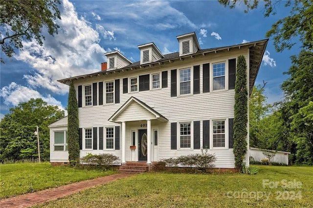 view of front of property featuring a front yard