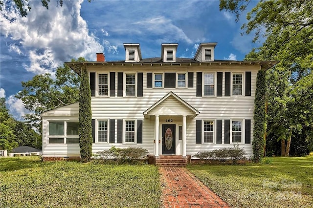 view of front of home featuring a front lawn