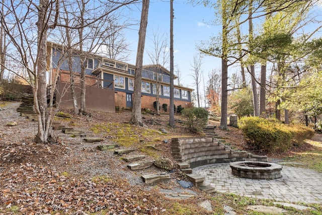 view of yard featuring an outdoor fire pit