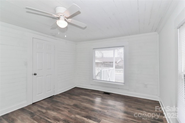 empty room with dark wood-type flooring, ornamental molding, and ceiling fan