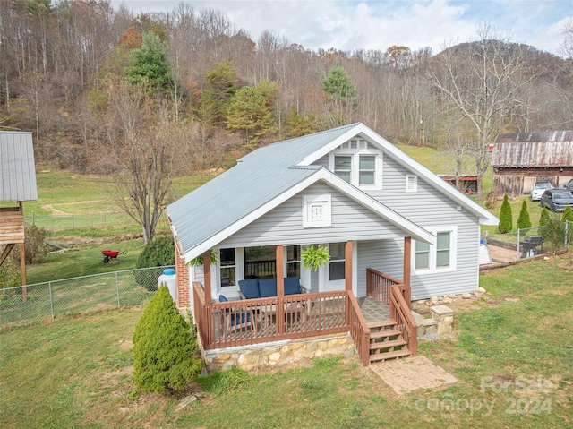 view of front facade featuring a porch and a front lawn