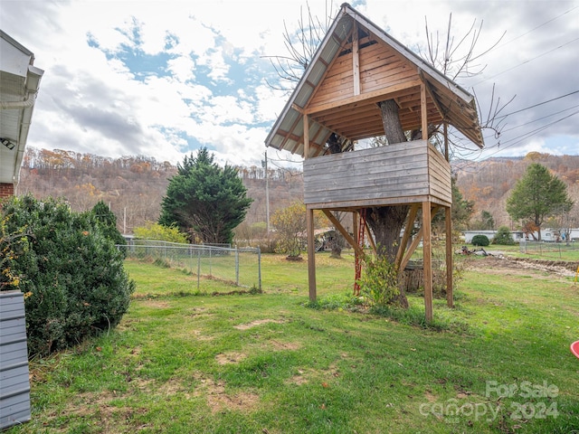 view of yard with a mountain view