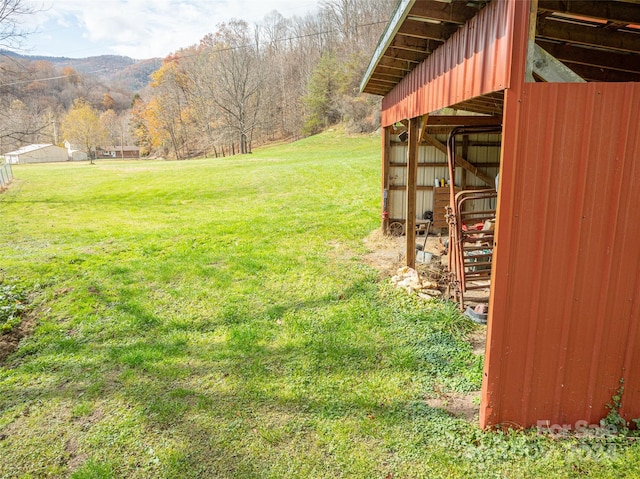 view of yard featuring an outbuilding