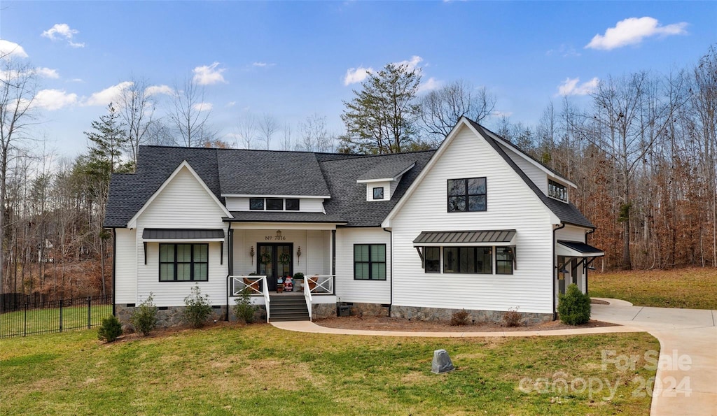 view of front of property featuring a front yard and a porch