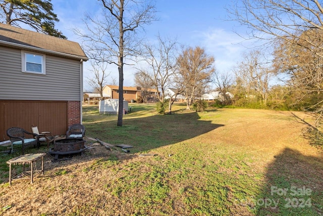 view of yard featuring a fire pit