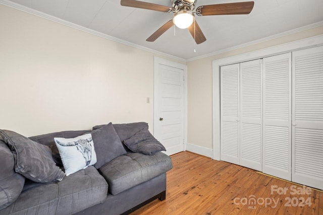 living room featuring wood-type flooring, ceiling fan, and ornamental molding