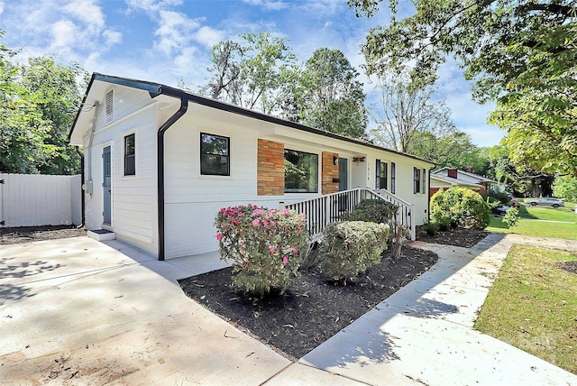 ranch-style home with a porch