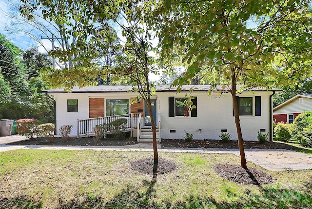 view of front of property featuring a porch and a front yard