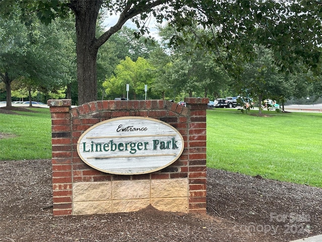 community sign with a lawn