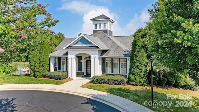 view of front of property featuring a front lawn