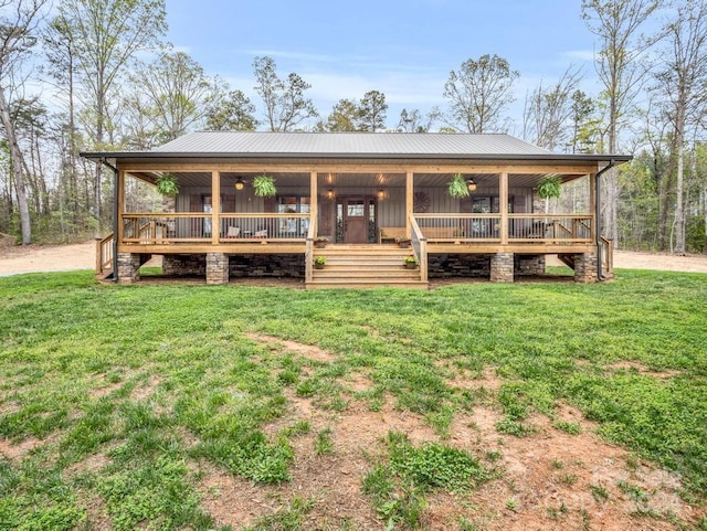 farmhouse featuring a porch and a front yard