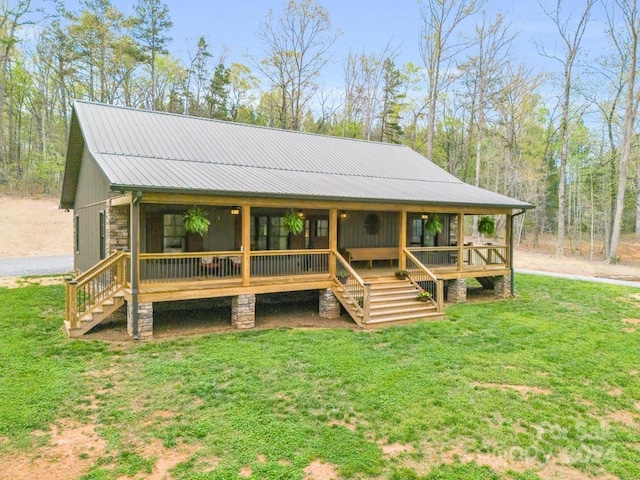 view of front of home featuring a front yard