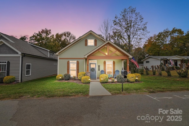 view of front of property featuring a lawn