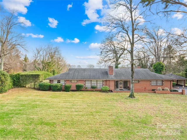 view of front of home with a front lawn