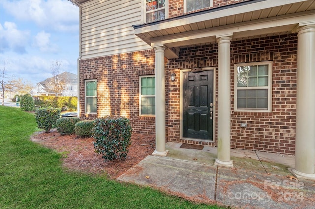 property entrance featuring a porch