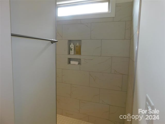 bathroom featuring tiled shower