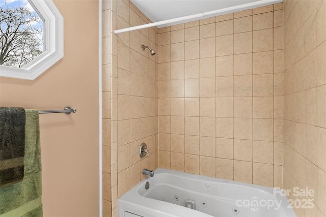 bathroom featuring tiled shower / bath combo