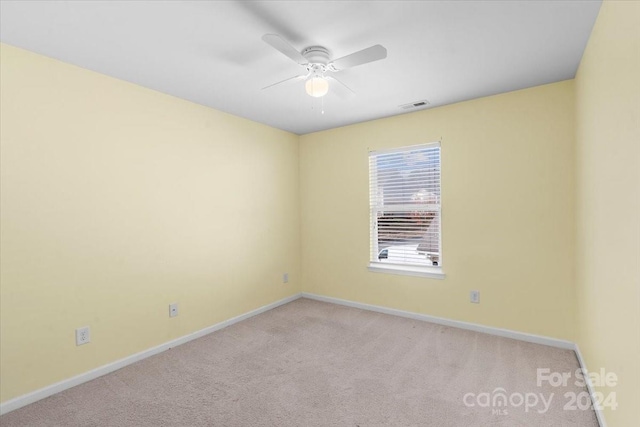 carpeted empty room featuring ceiling fan