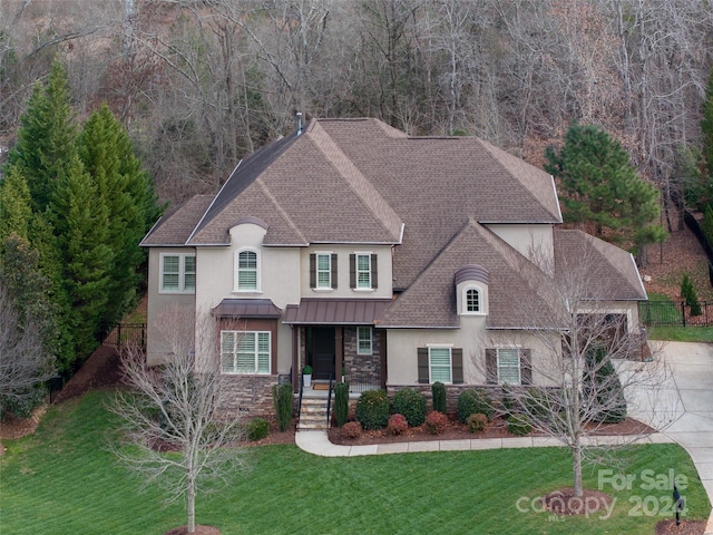 view of front of house featuring a front lawn