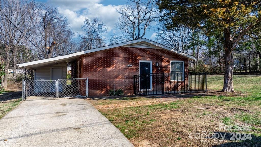 view of front facade featuring a front yard and a carport