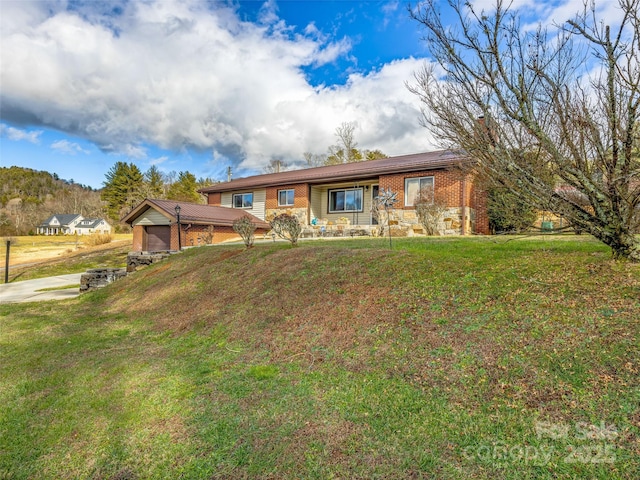 single story home with a front lawn