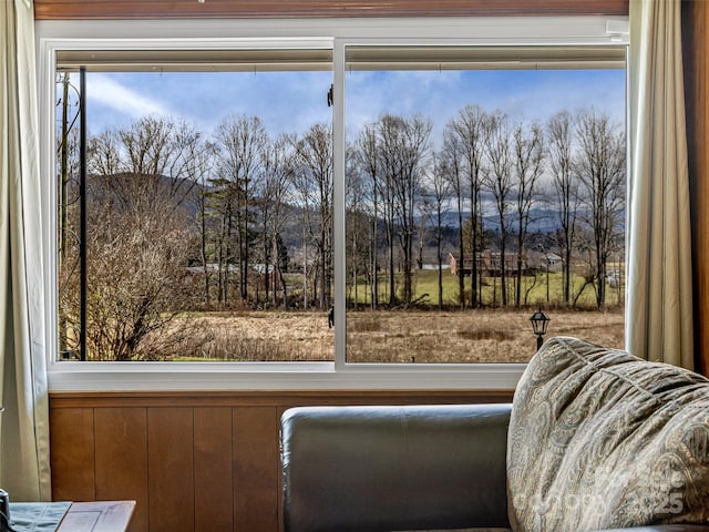 sitting room with a mountain view