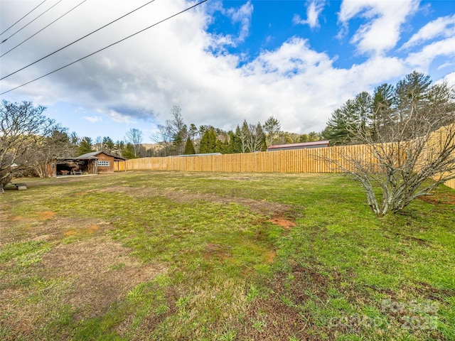 view of yard with an outbuilding