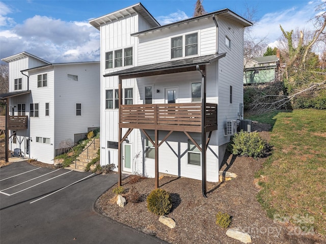 view of front of house featuring a wooden deck