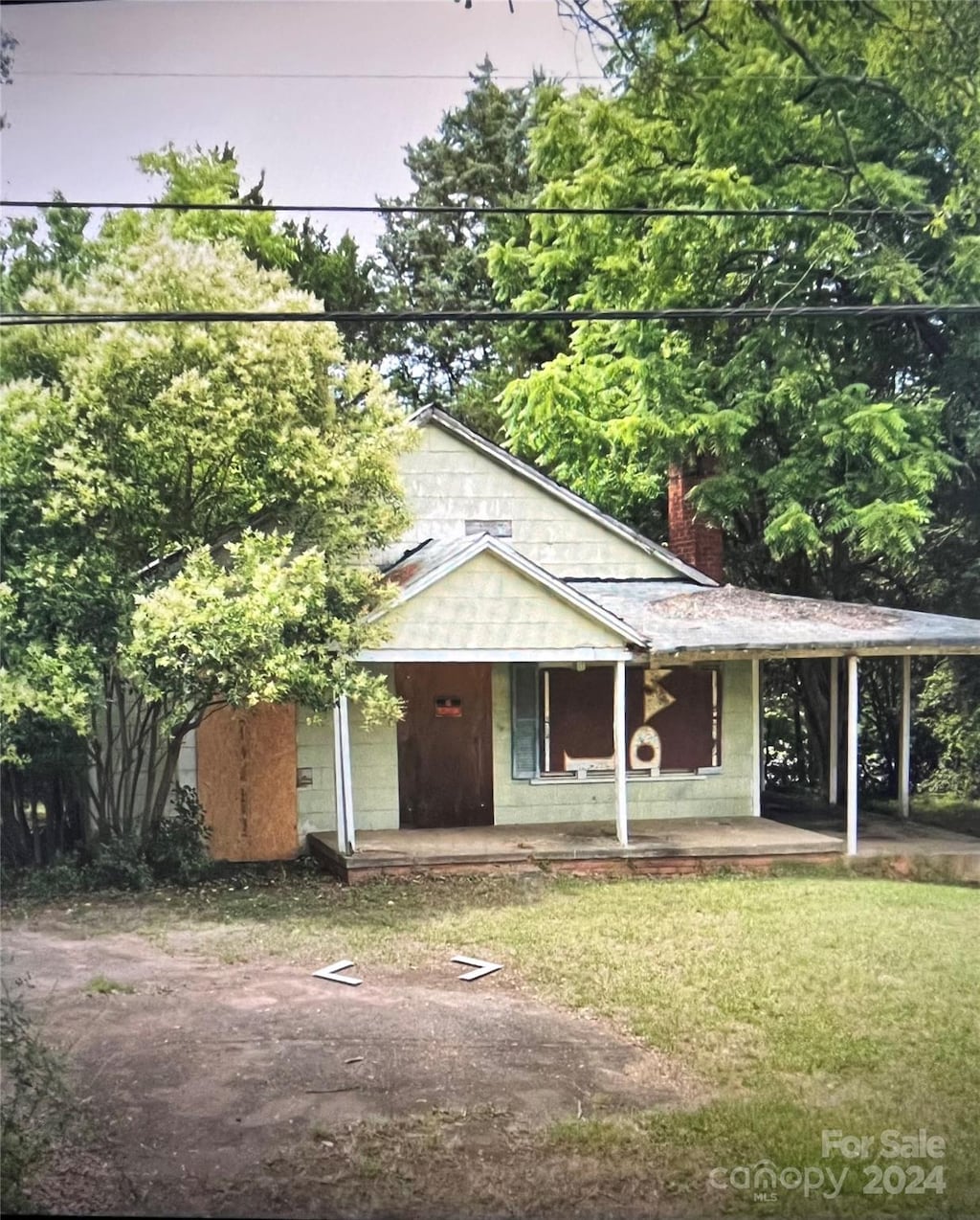 view of front of property featuring covered porch