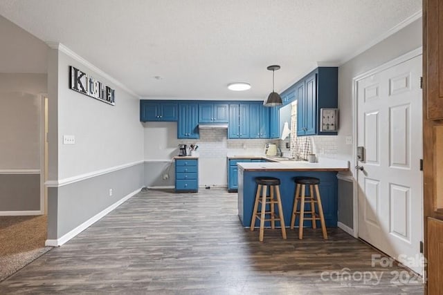 kitchen with a kitchen breakfast bar, blue cabinets, and kitchen peninsula