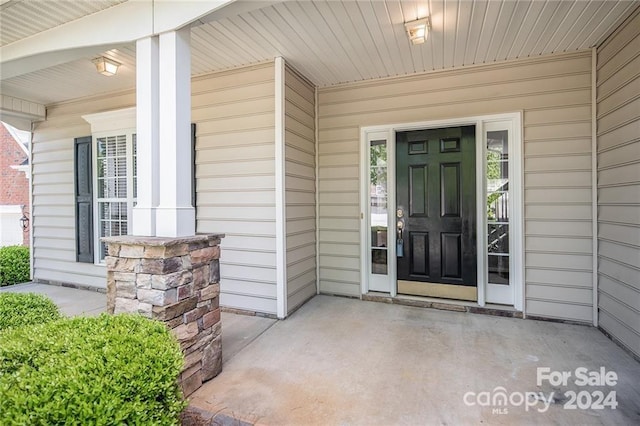 entrance to property featuring a porch