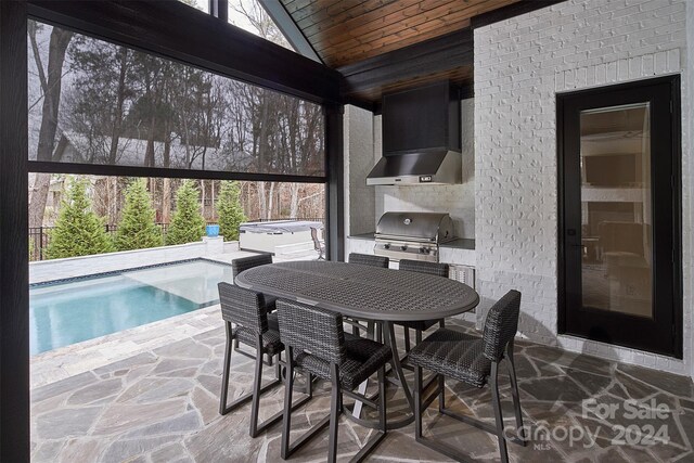 sunroom with vaulted ceiling