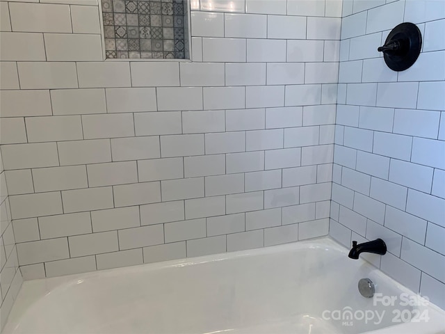 bathroom with tiled shower / bath combo