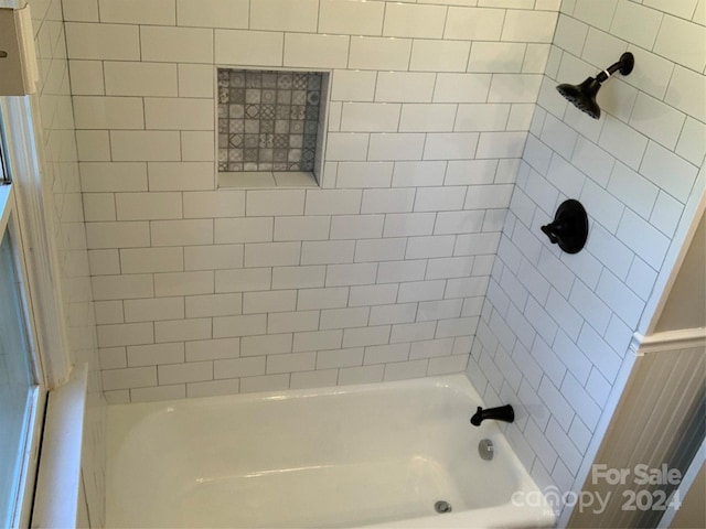 bathroom with tiled shower / bath