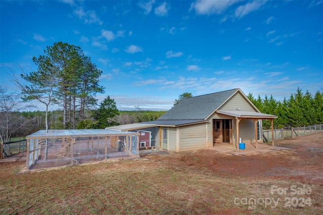 view of front of property featuring an outbuilding