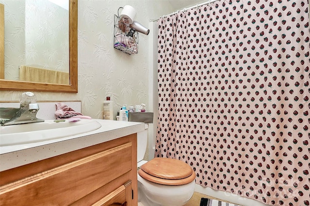 bathroom with a shower with shower curtain, vanity, and toilet